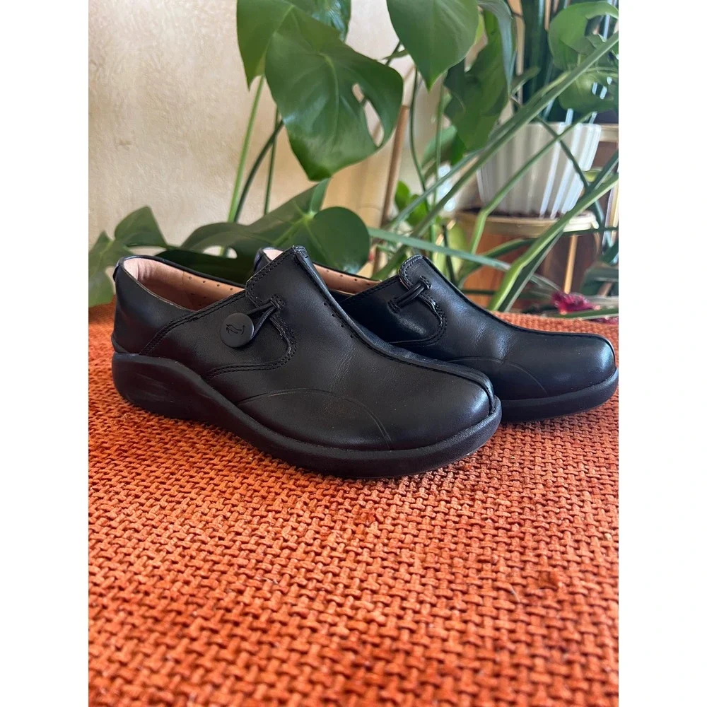 Clarks Black‎ Leather Slip On Loafers Comfort  Womens Shoes Sz 5/35 New